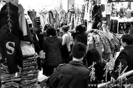 市民扎堆到批发市场买衣服 七浦路零售猛增与批发持平(图)